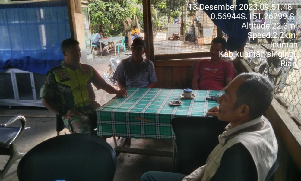 Babinsa Koramil 06/Cerenti  Kodim 0302/Inhu Serda Dumen Siregar Jaga Keakraban Dengan Warga Desa Pulau Panjang Hilir Kecamatan Inuman Laksanakan Komsos