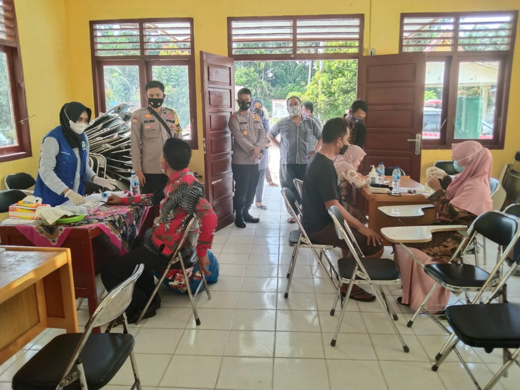 Polsek Ukui Lakukan Pengamanan Vaksinasi Dosis II di Desa Air Hitam