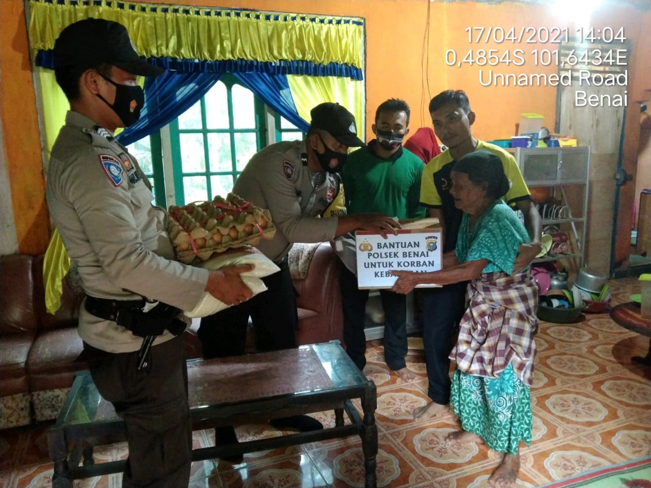 Peduli Terhadap Sesama; Polsek Benai Beri Bantuan Korban Kebakaran 