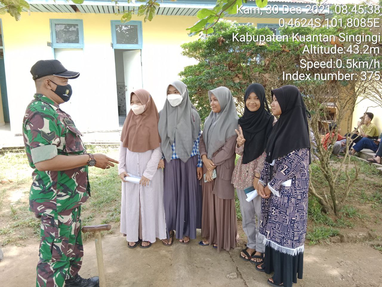 Babinsa Koramil 06/Cerenti  Kodim 0302/Inhu Melaksanakan Komsos Dengan Masyarakat di Pulau Busuk Kecamatan Inuman
