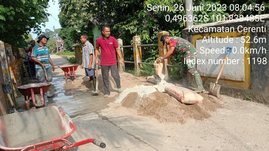 Kopda Junedi Sebagai Babinsa Koramil 06/Cerenti Kodim 0302/Inhu Gotong Royong Bersama Warga Desa Tanjung Medan Kecamatan Cerenti Kabupaten Kuansing