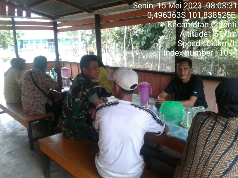 Babinsa Koramil 06/Cerenti Kodim 0302/Inhu,SP Nasution Komsos Dengan Warga Desa Tanjung Medan
