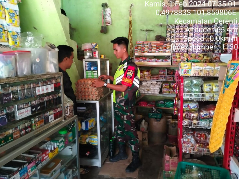 Babinsa Koramil 06/ Cerenti Kodim 0302/Inhu Pastikan Harga Sembako  Stabil Babinsa Cek Harga Kebutuhan Pokok Di Kios Milik Warga Binaan