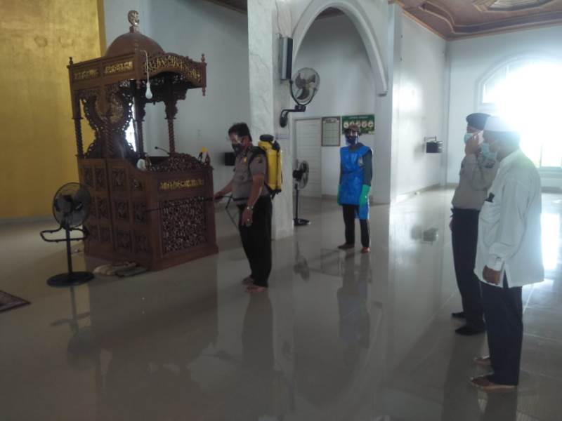 Polsek Bunut Lakukan Penyemprotan Disinfektan di Masjid Paripurna