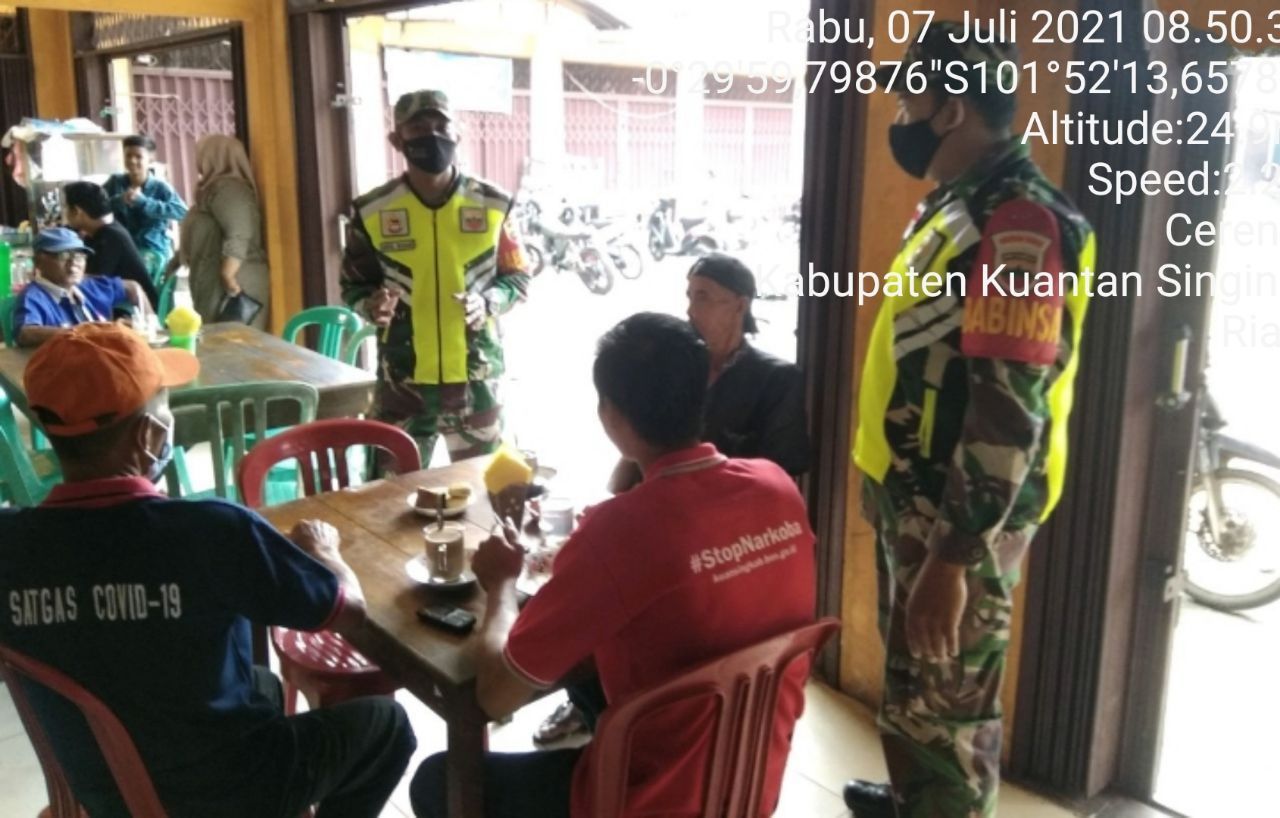 Kopda Mohammad Soleh Babinsa Koramil 06/Cerenti Dim 0302/Inhu Berikan Edukasi Kepada Warga Terus Menerus