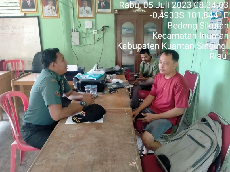 Babinsa Koramil 06/Cerenti Kodim 0302/Inhu Komsos Dengan Aparatur Pemerintah Kecamatan Inuman Berdiskusi Tentang Pentingnya Menjaga Keamanan Lingkungan