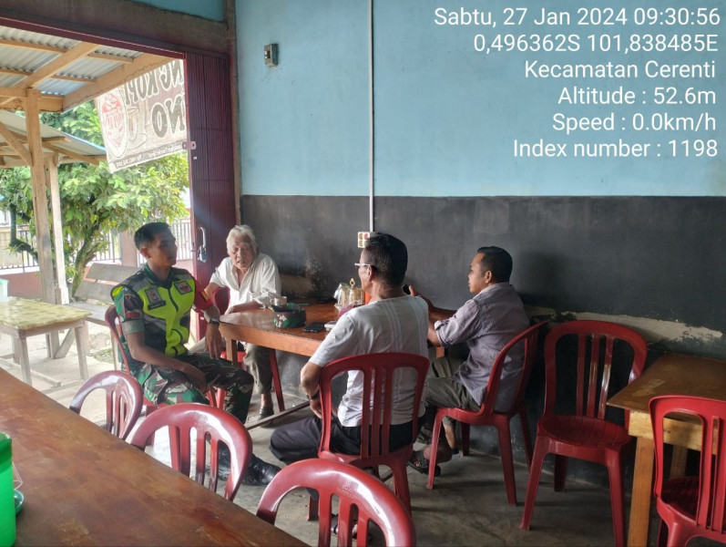 Pratu Dandy Zulfahmi  Babinsa Koramil 06/Cerenti Kodim 0302/Inhu Melaksanakan Komsos Bersama Masyarakat Menjelang Pemilu 2024