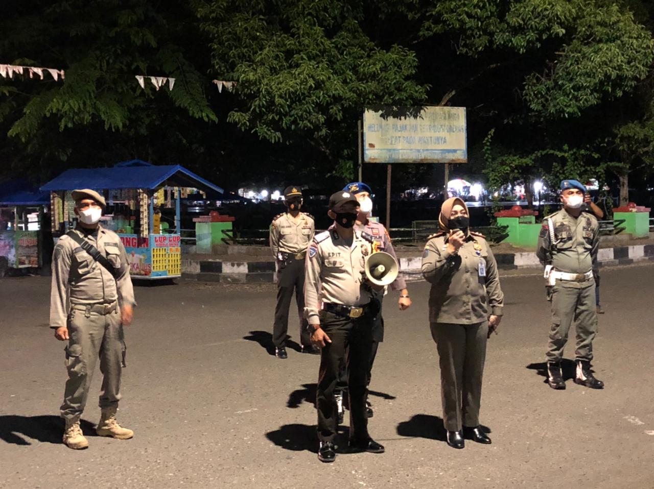 Polres Kuansing Bersama TNI Dan Sat POL PP Melaksanakan Pengumuman Publik, Pengetatan Kegiatan Masyarakat Dan Penerapan Protokol Kesehatan Di Wilayah Kuansing