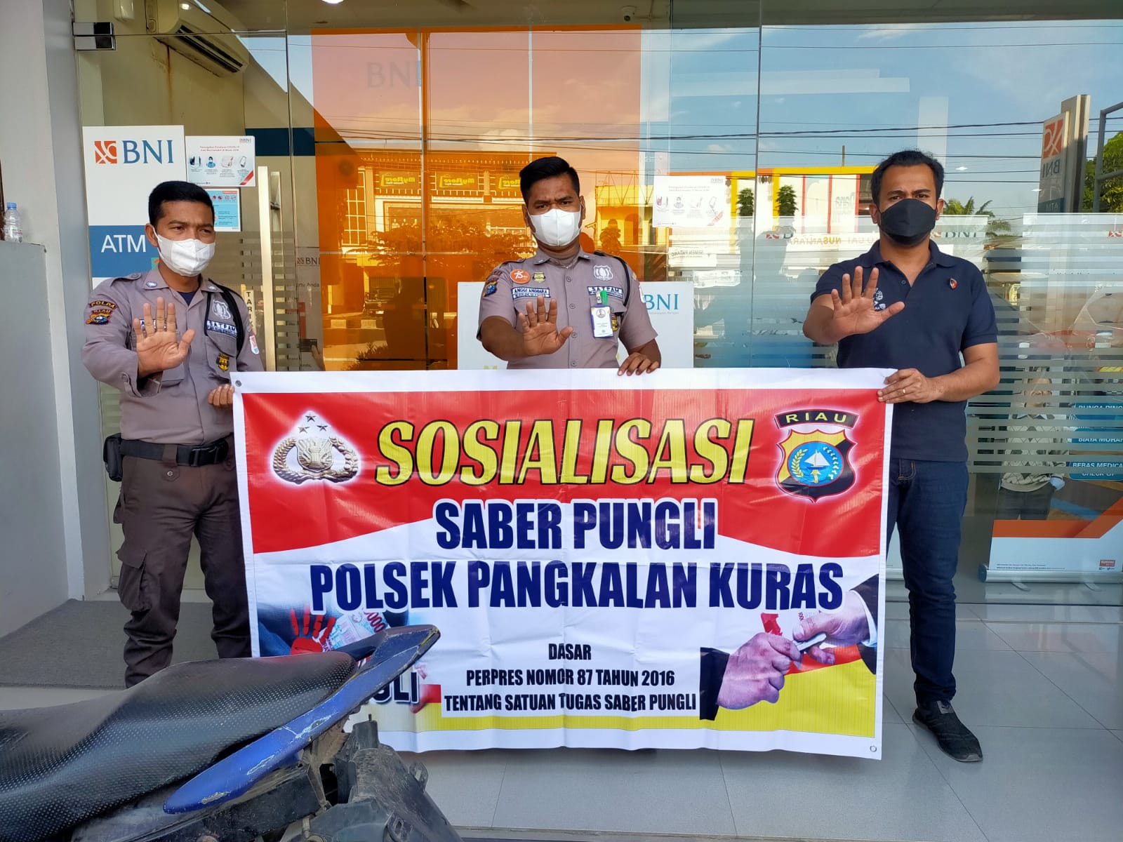 Personel Polsek Pangkalan Kuras Sosialisasikan Saber Pungli di Perbankan