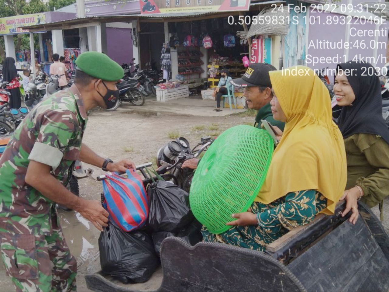 Babinsa Koramil 06/Cerenti Kodim 0302/Inhu,Serda Samrin  Membantu Angkat Belanja Warga Keatas Becak