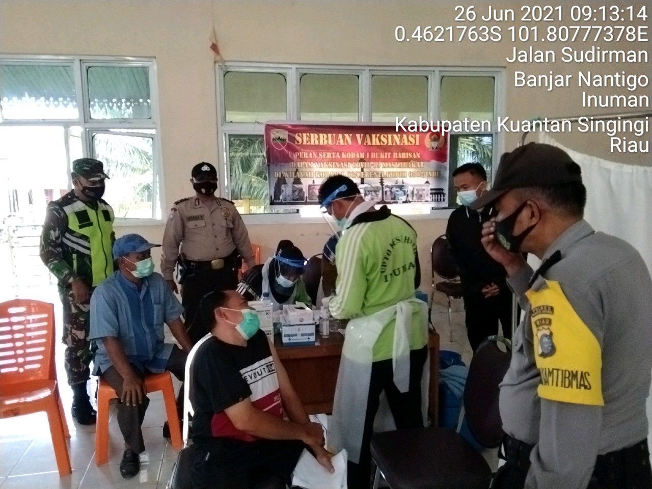 Peran Serta Anggota Koramil 06/Cerenti Kodim 0302/Inhu Dalam Pendampingan Vaksinasi Covid-19