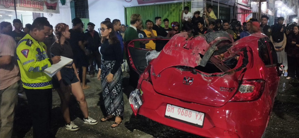 Ringsek, Kecelakaan Mobil Honda Brio Vs Truk Molen di Pekanbaru