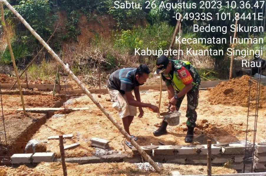 Kopda Muhamad Soleh Babinsa Koramil 06/Cerenti Kodim 0302/Inhu Bantu Warga Membuat Rumah