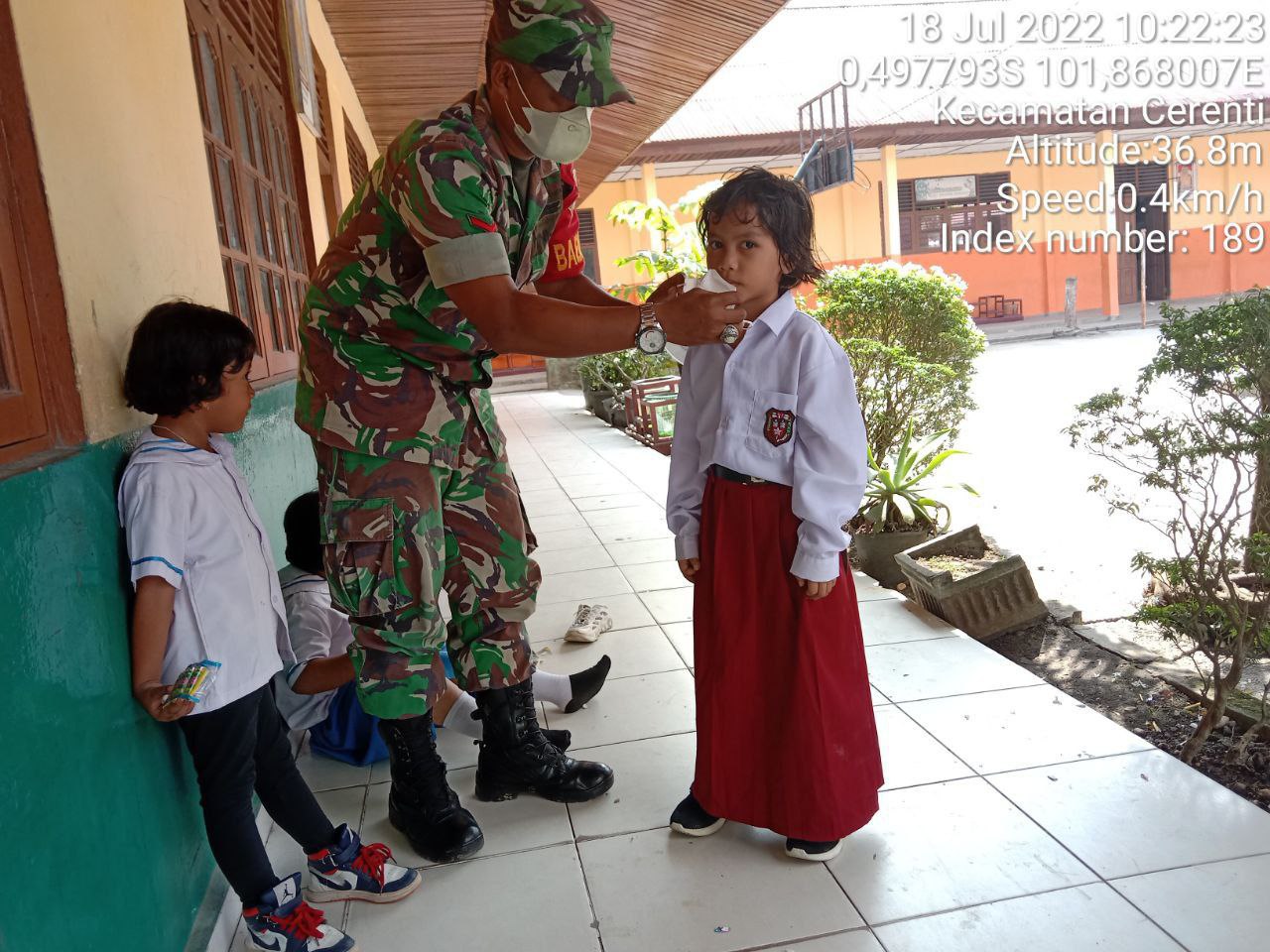 Babinsa Koramil 06/Cerenti Kodim 0302/Inhu Bagikan Masker Kepada Anak-anak Sekolah di Desa Tanjung Medan