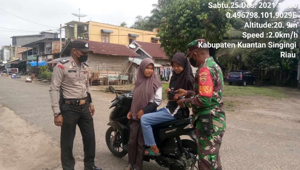 Lindungi Warga Dari Covid-19, Bhabinkamtibmas Polsek Cerenti Dan Babinsa Koramil 06/Cerenti Kodim 0302/Inhu  Bagikan Masker Gratis