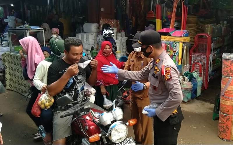 Polsek Ukui Kembali Bagikan Masker bersama Bhayangkari, Puskesmas Ukui dan Pemerintah Kecamatan Ukui