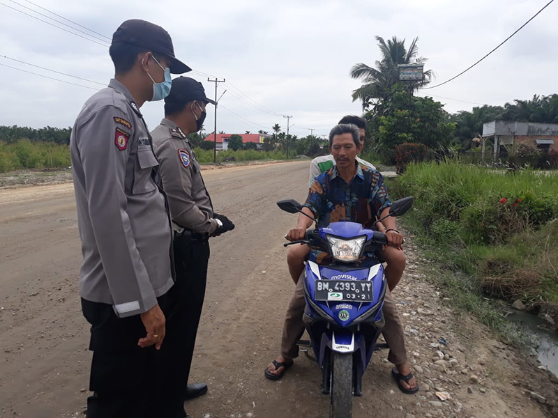 Personel Polsubsektor Pelalawan Ajak Warga Patuhi Protokol Kesehatan