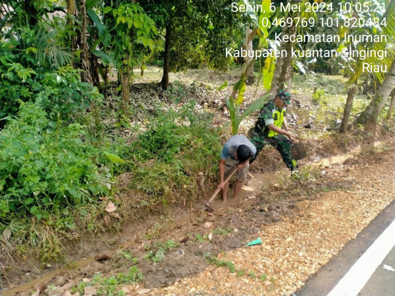 Babinsa Koramil 06/ Cerenti Kodim 0302/Inhu, Serka Heriyus Saputera  Bergotong Royong Dengan Masyarakat Desa Binaan