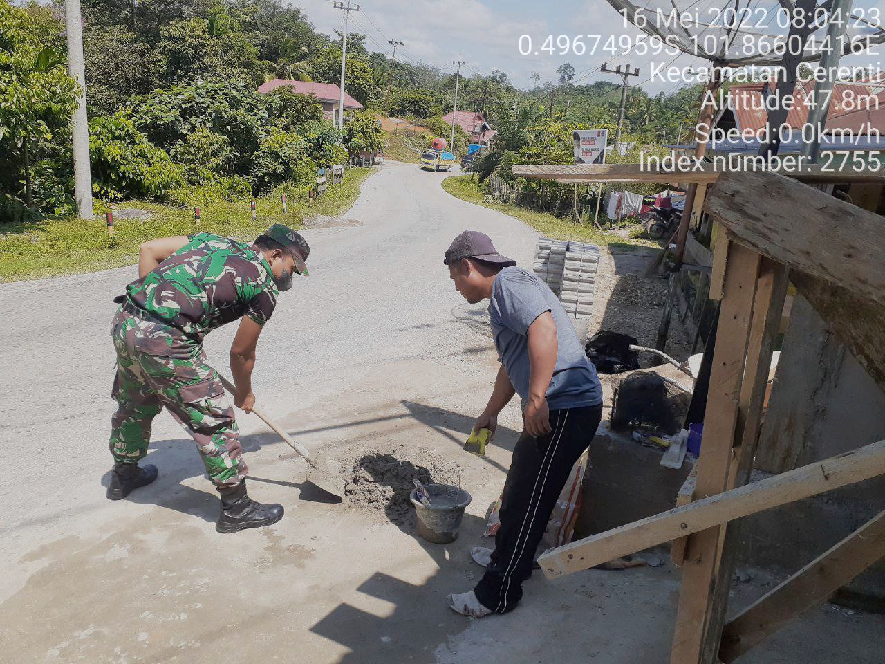 Babinsa Koramil 06/Cerenti  Kodim 0302/Inhu,Sertu Efison Bantu Warga Memperbaiki Rumah Warga