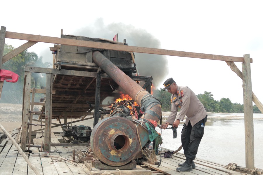 Polda Riau Sapu Bersih Tambang Emas Ilegal di Kuansing, 13 Rakit Dimusnahkan