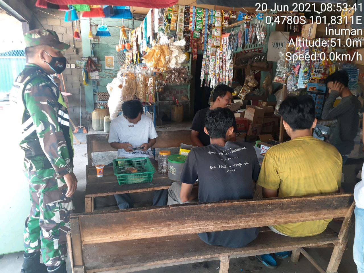 Babinsa Koramil 06/Cerenti Melaksanakan Komsos Sekaligus Memberikan Himbauan Kepada Warga Agar Tetap Mematuhi Protokol Kesehatan di Desa Lebuh Lurus