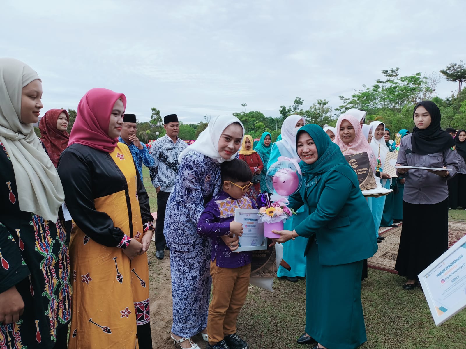 Memperingati Hari Ibu ke 94, Yulia Herma Suhardiman Amby Serahkan Hadiah Lomba Photo Menggunakan Batik Kuansing