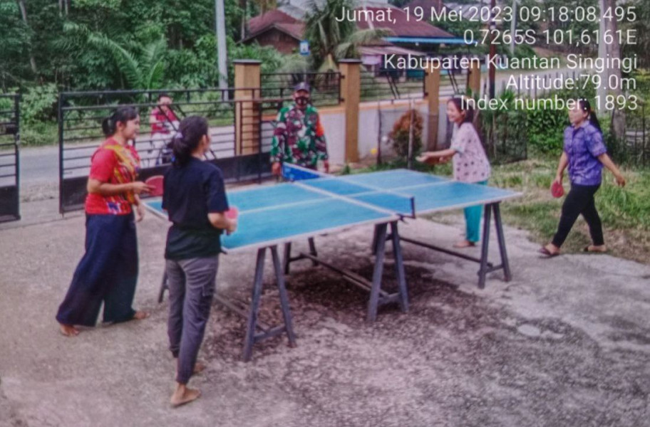 Babinsa Koramil 06/Cerenti Kodim 0302/Inhu Babinsa Melatih Masyarakat Olahraga Tenis Meja
