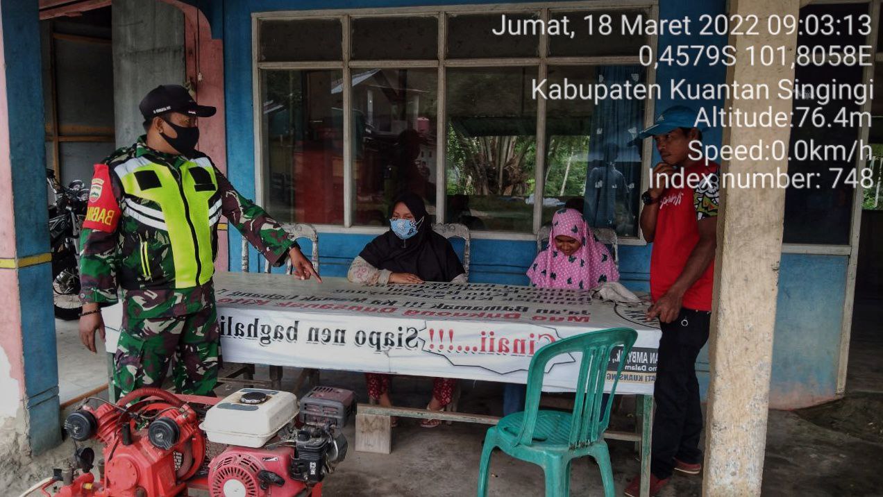 Sertu Heriyus Saputera Babinsa Koramil 06/Cerenti  Kodim 0302/Inhu  Melaksanakan Komsos Dengan Masyarakat Desa Banjar Nantigo Kecamatan Inuman Kabupaten Kuansing