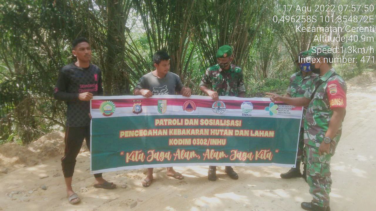 Babinsa Koramil 06/Cerenti Kodim 0302/Inhu Laksanakan Patroli Untuk Cegah Kebakaran Hutan Dan Lahan dan Sosialisasi Karhutla Kepada Warga Masyarakat Desa Kampung Baru Timur