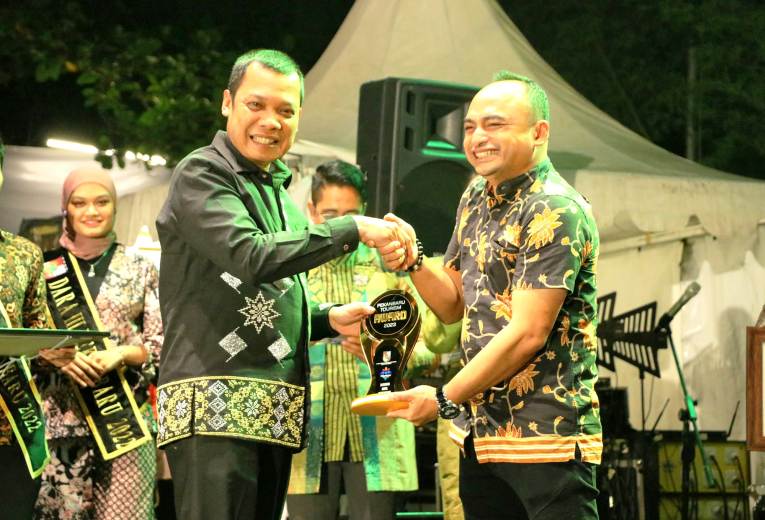 Pj Wali Kota Muflihun Serahkan Penghargaan untuk Insan Pariwisata Pekanbaru