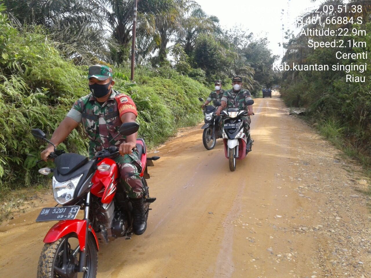 Serda Dumen Siregar Babinsa Koramil 06/ Cerenti Kodim 0302/inhu Tingkatkan Pengawasan Karlahut Melaksanakan Patroli Karhutla di Wilayah Teritorialnya 