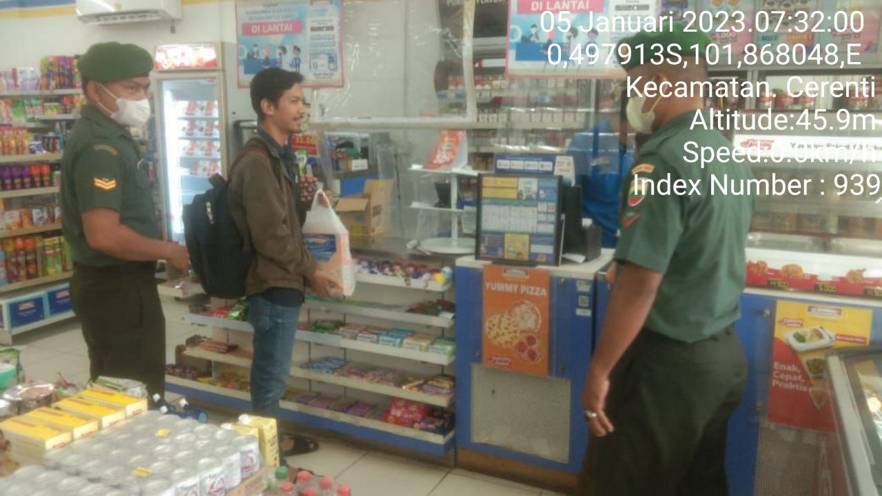 Di Kelurahan Pasar Cerenti Sertu Efison dan Kopda Junedi Babinsa Koramil 06/Cerenti Kodim 0302/Inhu Berikan Sosialisasi Serta Himbauan Kepada Warga Agar Patuhi Prokes Covid-19