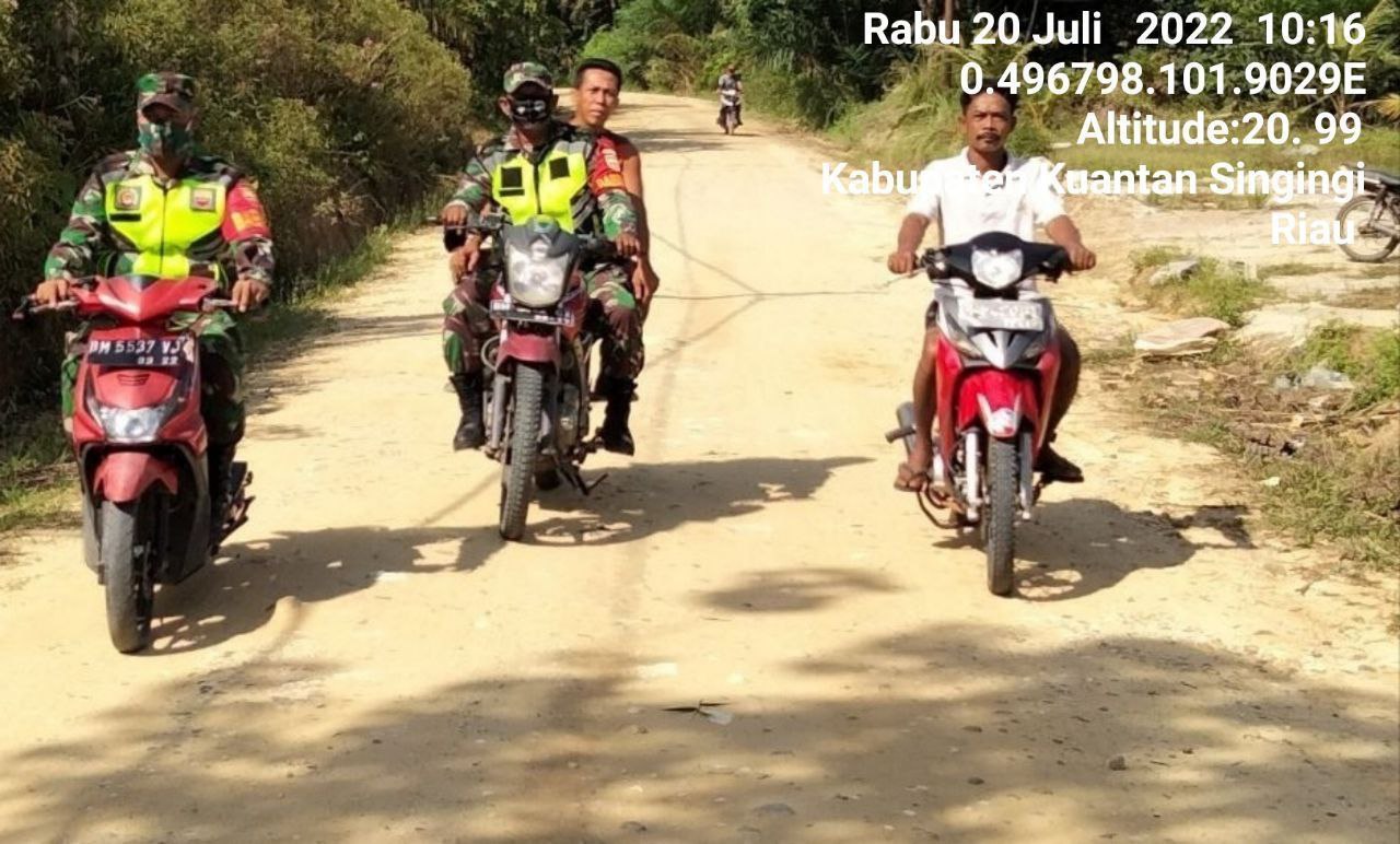 Babinsa Koramil 06/Cerenti Kodim 0302/Inhu Cegah Karhutla Babinsa Ajak Warga Binaan Patroli Dan Sosialisasi Tentang Bahaya Karhutla di Pulau Bayur Cerenti