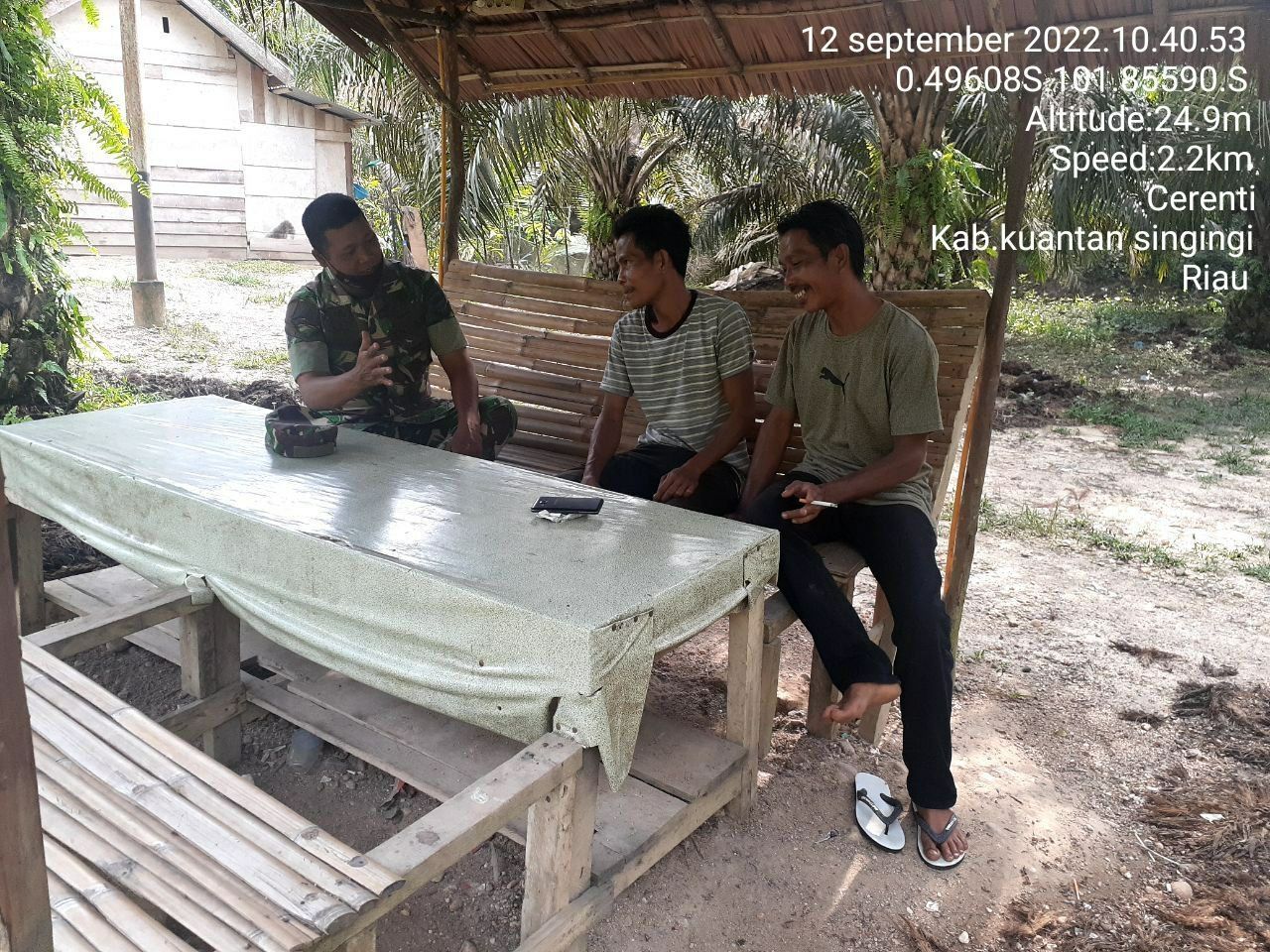 Babinsa Koramil 06/Cerenti Kodim 0302/Inhu,Serda Dumen Siregar Komsos Dengan Warga Binaan Memberikan Pengertian Untuk Selalu Menjaga Protokol Kesehatan di Wilayah Teritorialnya