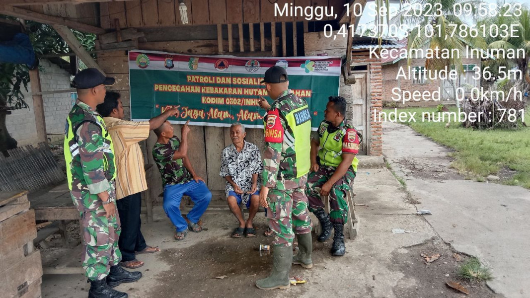 Di Desa Pasar Inuman Babinsa Koramil 06/Cerenti Kodim 0302/Inhu Laksanakan Patroli Untuk Cegah Kebakaran Hutan Dan Lahan