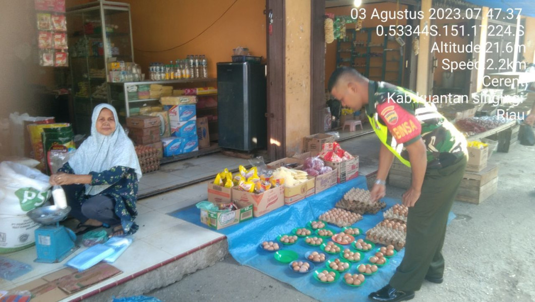 Serda Dumen Siregar Babinsa Koramil 06/Cerenti Kodim 0302/Inhu Selalu Pantau Perkembangan Harga Sembako