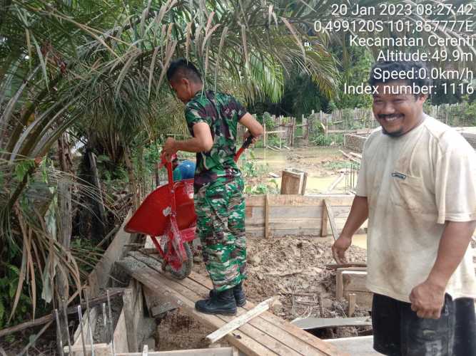 Babinsa Koramil 06/Cerenti Kodim 0302/Inhu Bantu Warga Binaan Melanjutkan Pengecoran Pondasi