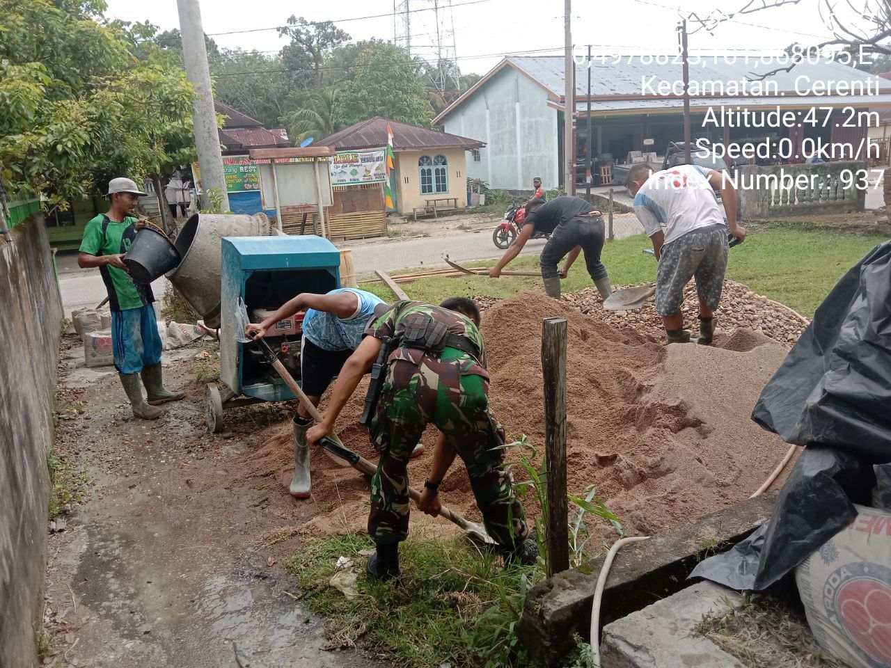 Babinsa Koramil 06/Cerenti Kodim 0302/Inhu di Kelurahan Pasar Cerenti Bersama Warga Mengerjakan Pengecoran Jalan Seminisasi