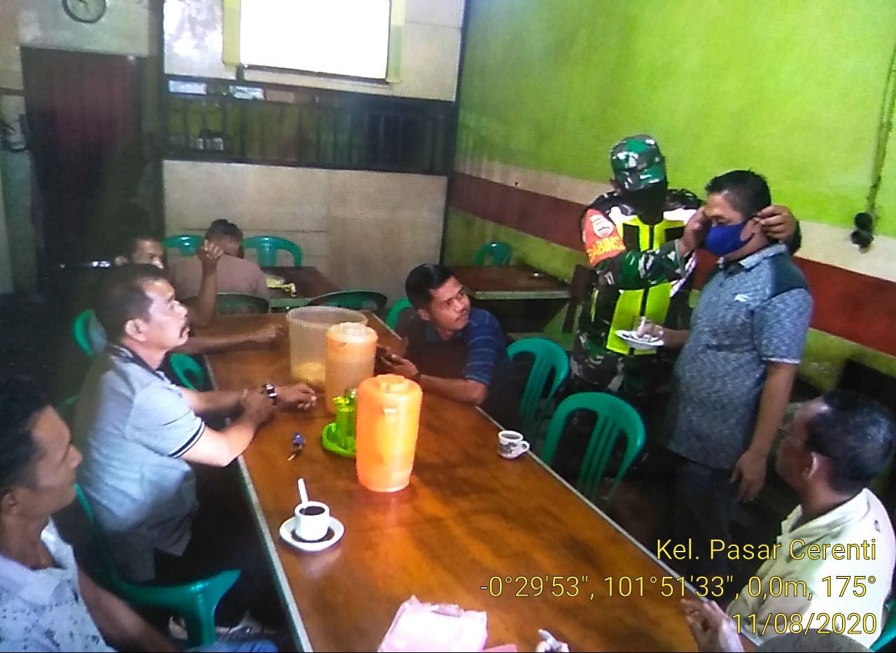 Babinsa Koramil 06/Cerenti Dim 0302/Inhu Gencarkan Sosialisasi Cegah Penyebaran Covid-19. 