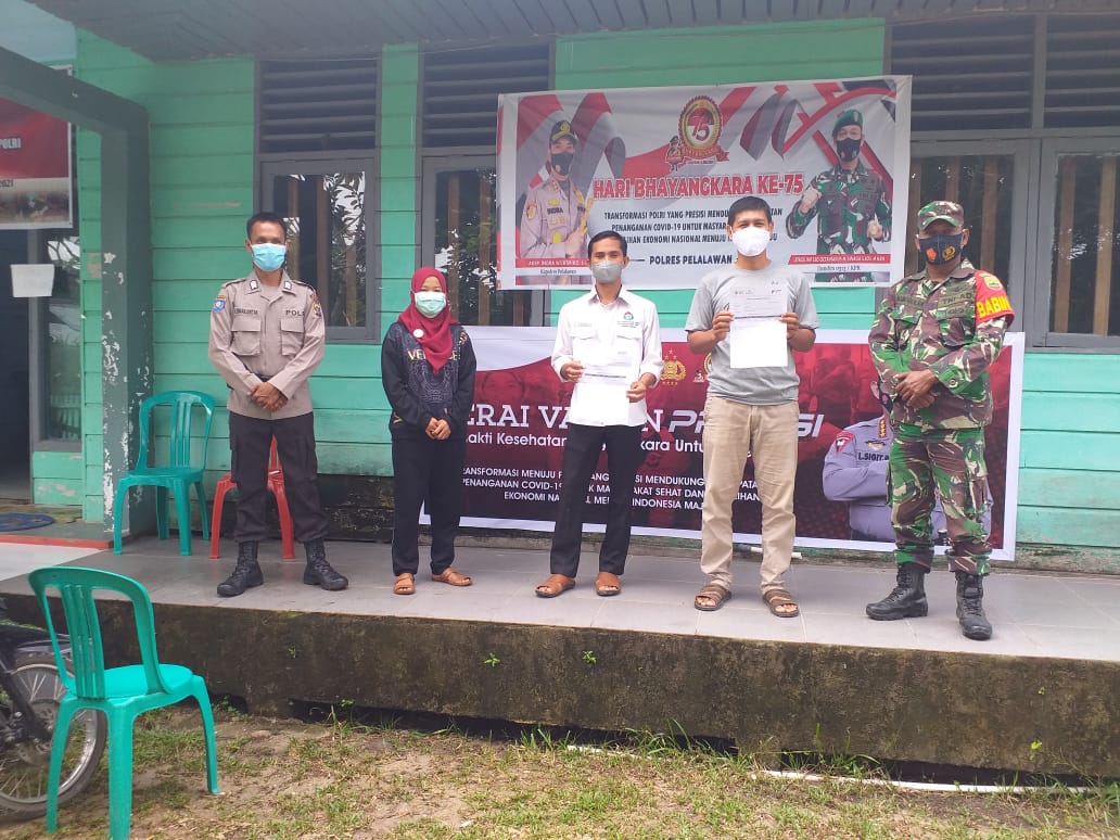 Gerai Vaksinasi Puskemas Teluk Meranti Dikawal Polisi dan TNI