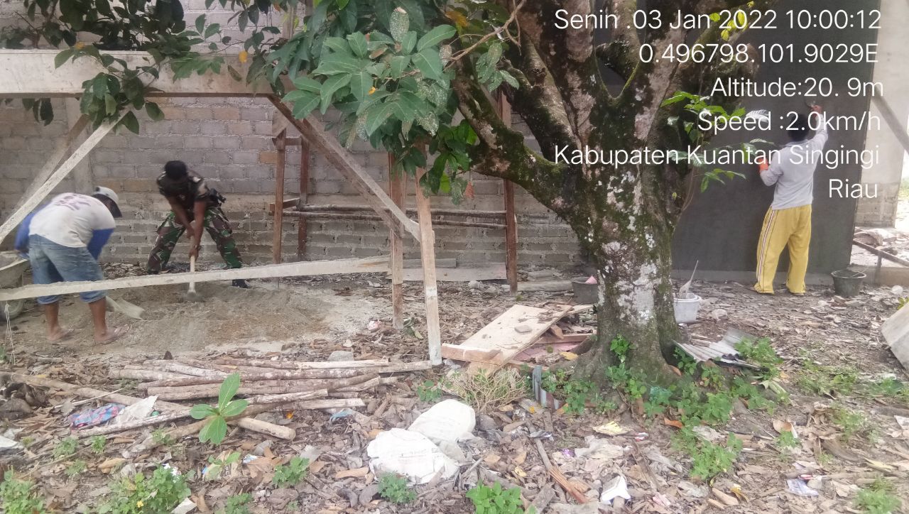 Babinsa Koramil 06/Cerenti Kodim 0302/ Inhu Bersama Masyarakat Gotong Royong di Desa Seberang Pulau Busuk