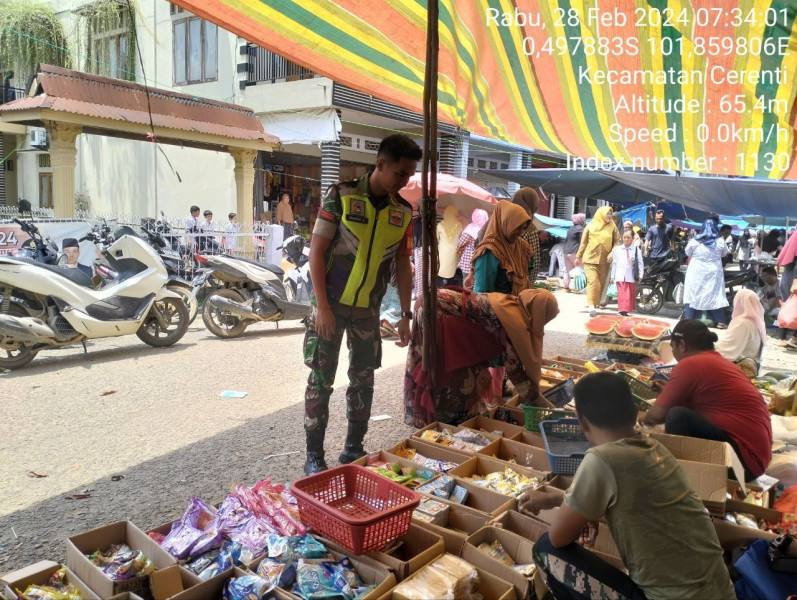 Pratu Dandy Zulfahmi Babinsa Koramil 06/Cerenti Kodim 0302/Inhu Pastikan Harga Sembako Stabil 