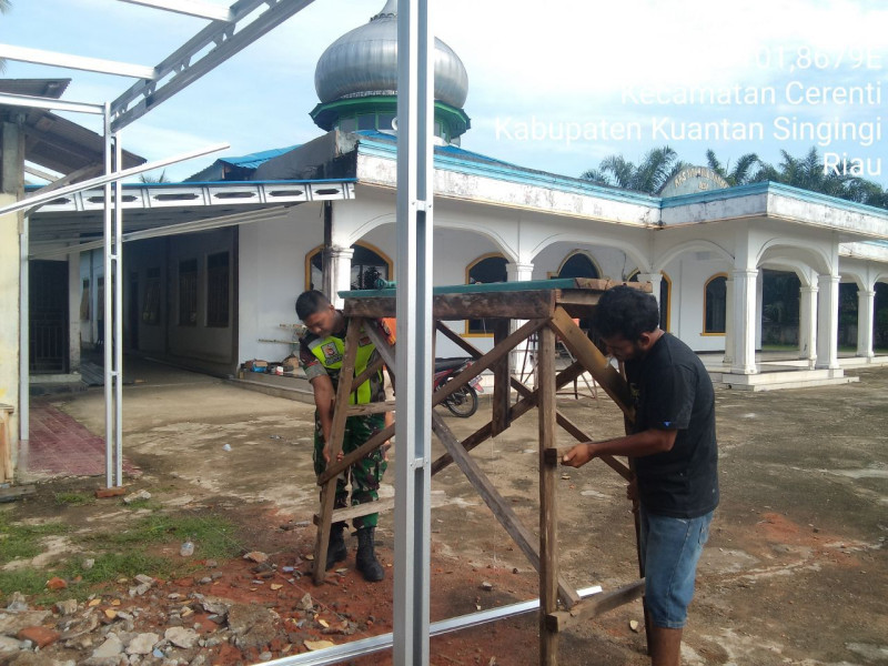 Babinsa Koramil 06/ Cerenti Kodim 0302/Inhu Bergotong Royong Membangun Garasi Tempat Parkir Di Mesjid