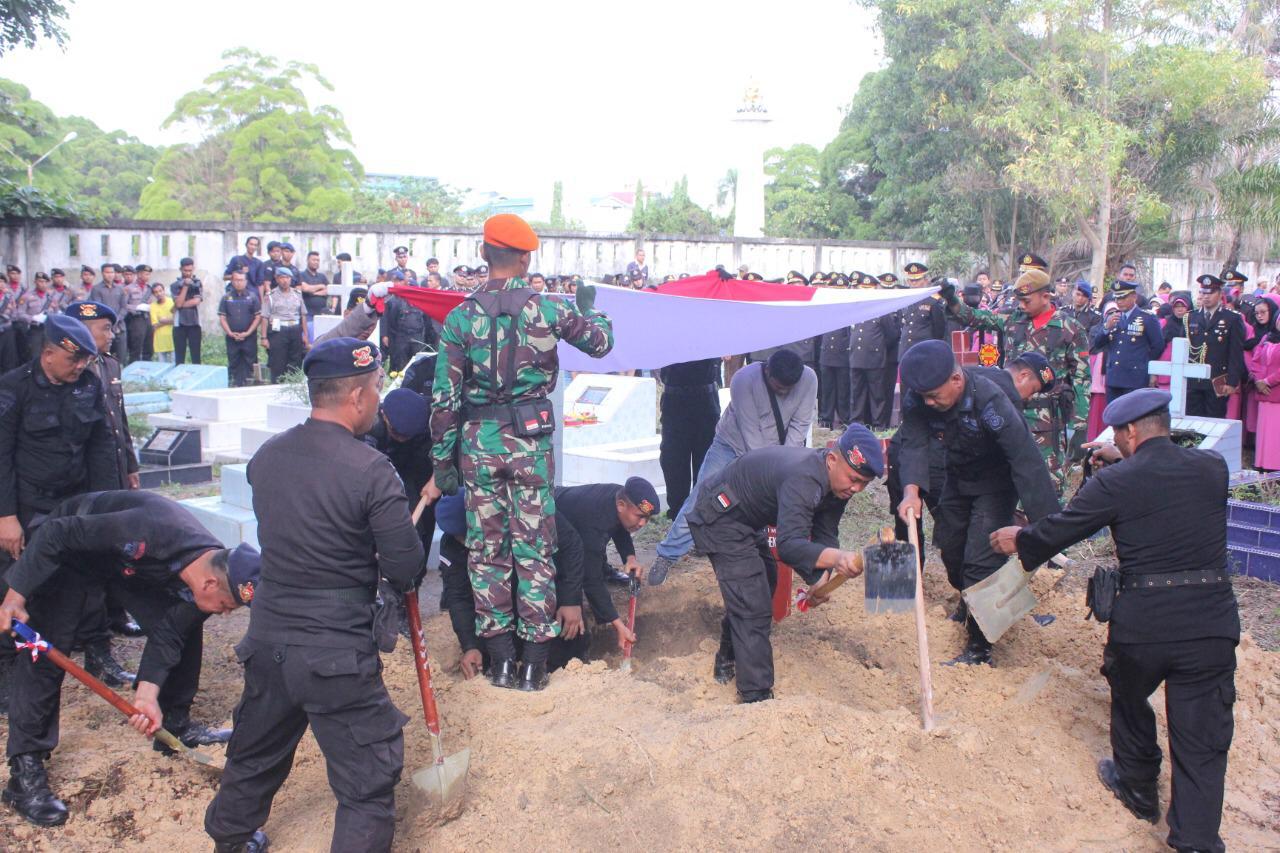 Kapolda Riau Pimpin Upacara Pemakaman Bripka (ANM) Hendra Saut Parulian Sibarani.