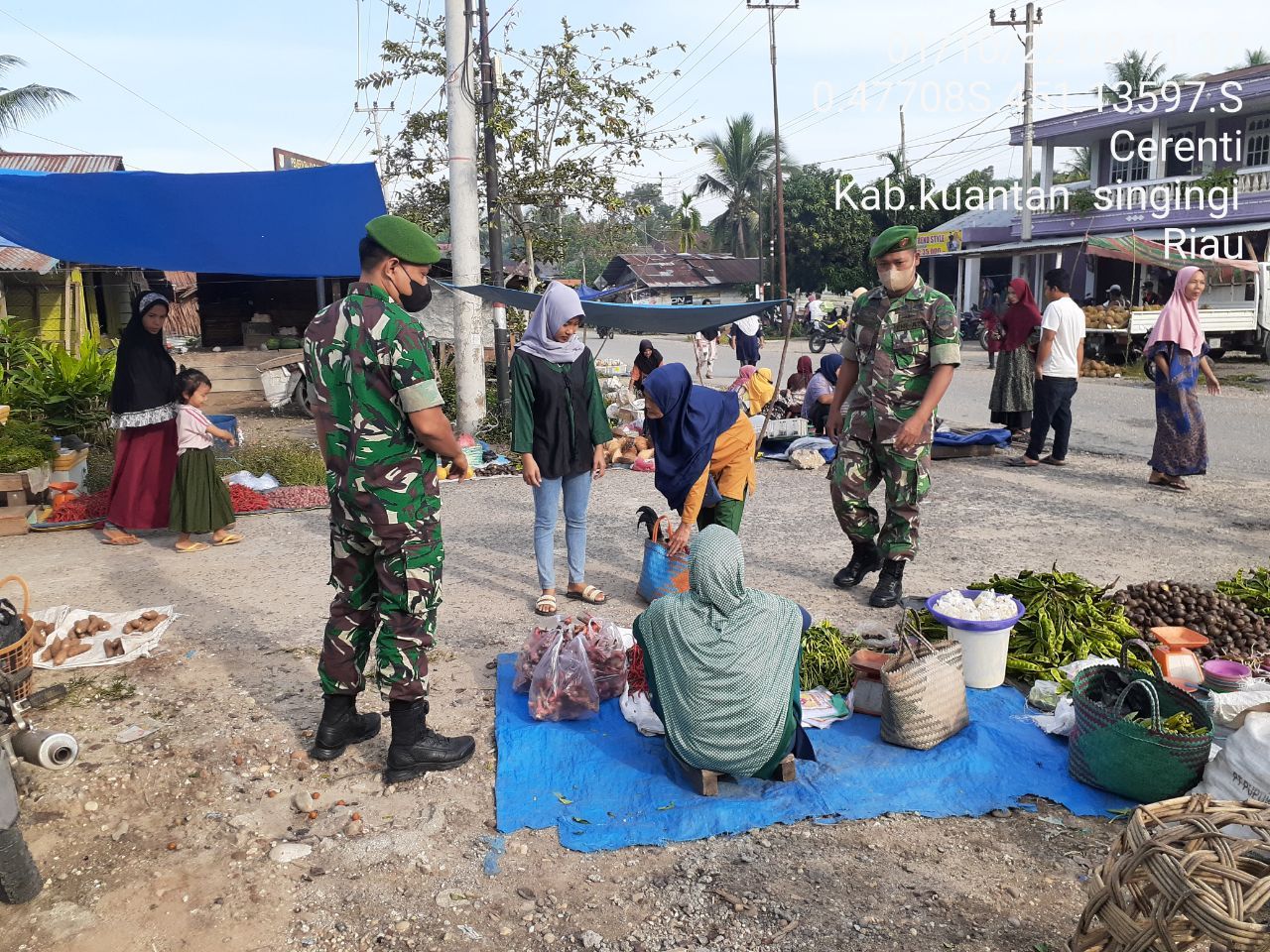 Babinsa Koramil 06/Cerenti Dim 0302/Inhu Berikan Sosialisasi Dan Himbauan Kepada Warga Berjualan di Pinggir Jalan, Supaya Tetap Mematuhi Prokes Covid-19 