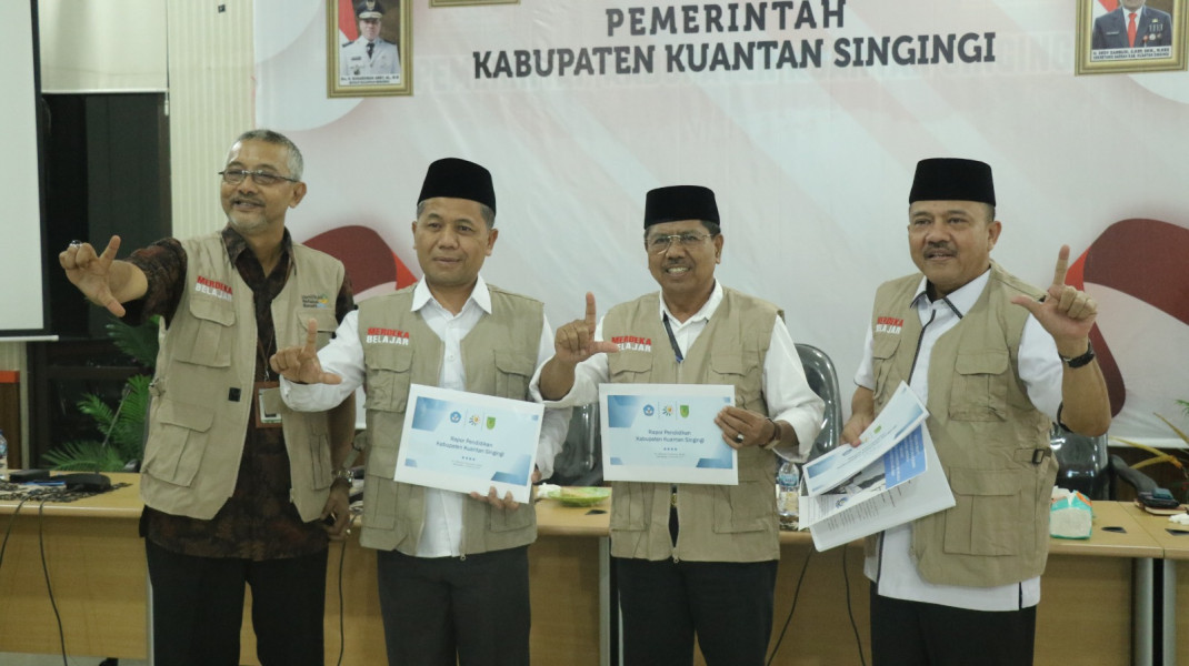 Bagikan Rapor Pendidikan Daerah  Kepala BPMP Riau Puji Komitmen Bupati Kuansing Terhadap Dunia Pendidikan