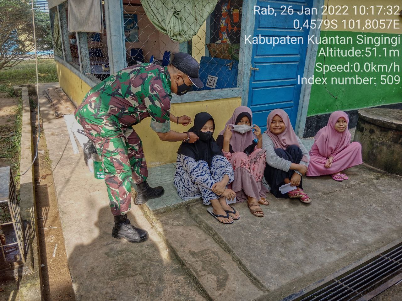 Babinsa Koramil 06/ Cerenti  Kodim 0302/ Inhu  Bagikan Masker  Kepada Warga Banjar Nantigo
