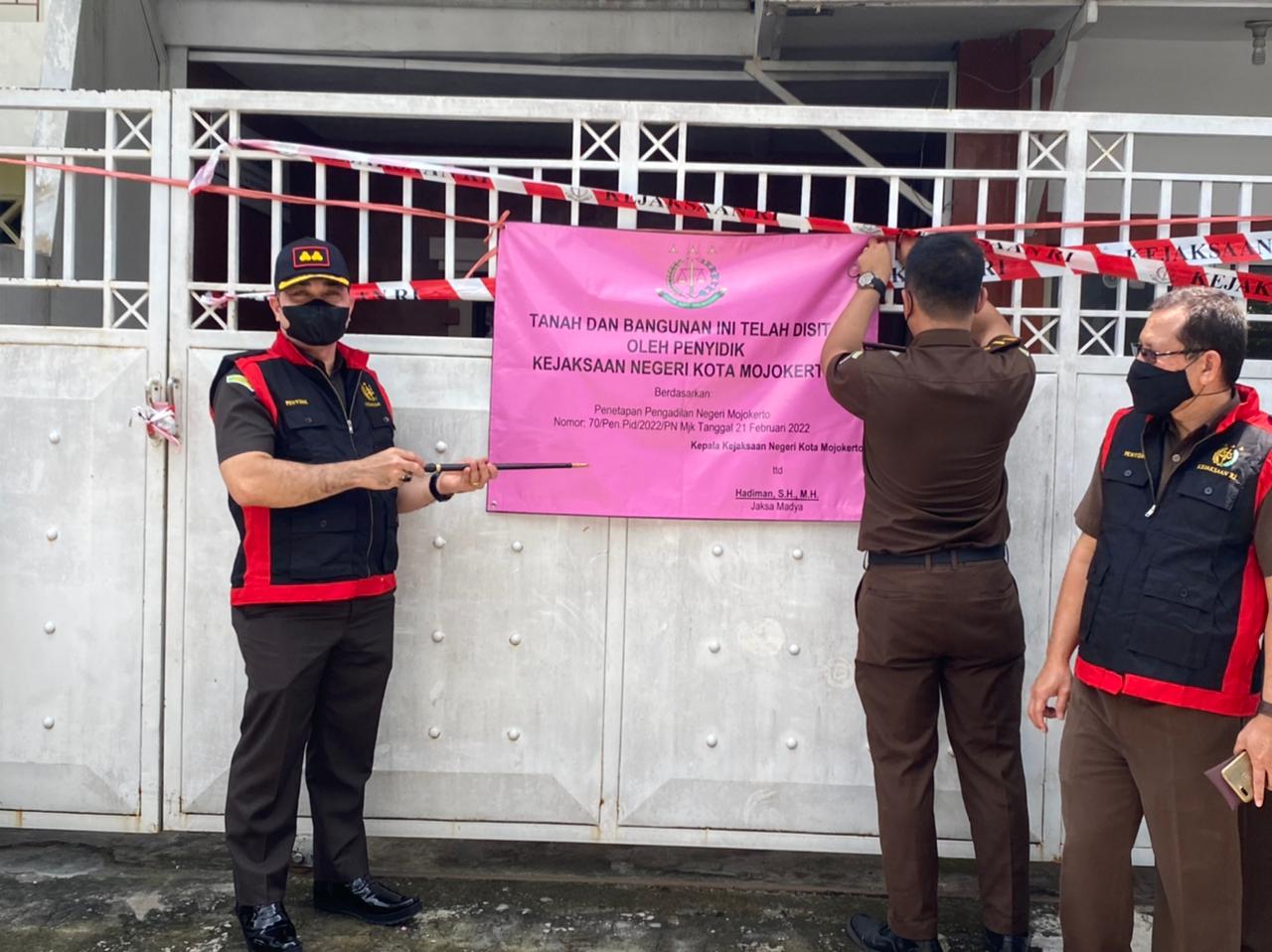 Kejaksaan Negeri Mojokerto Lakukan Penyitaan Aset Terhadap Tersangka IS Dalam Penyaluran dan Penggunaan Kredit Modal Kerja (KMK) dari Bank Jatim Cabang Mojokerto kepada CV. Dwi Dharma Tahun 2013 dan PT. Mega Cipta Selaras Tah