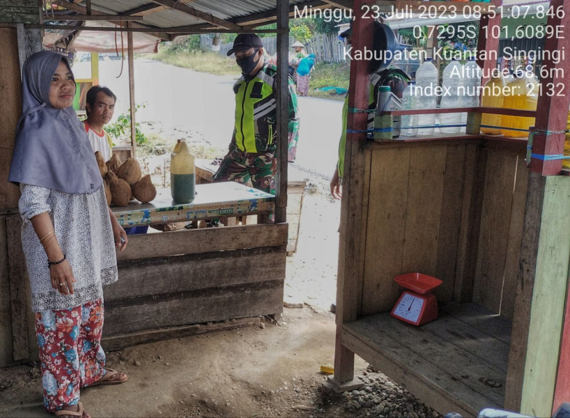 Di Warung Sembako, Babinsa Koramil 06/Cerenti Kodim 03002/Inhu Pantau Perkembangan Harga Kebutuhan Pokok Di Wilayah Kecamatan Inuman