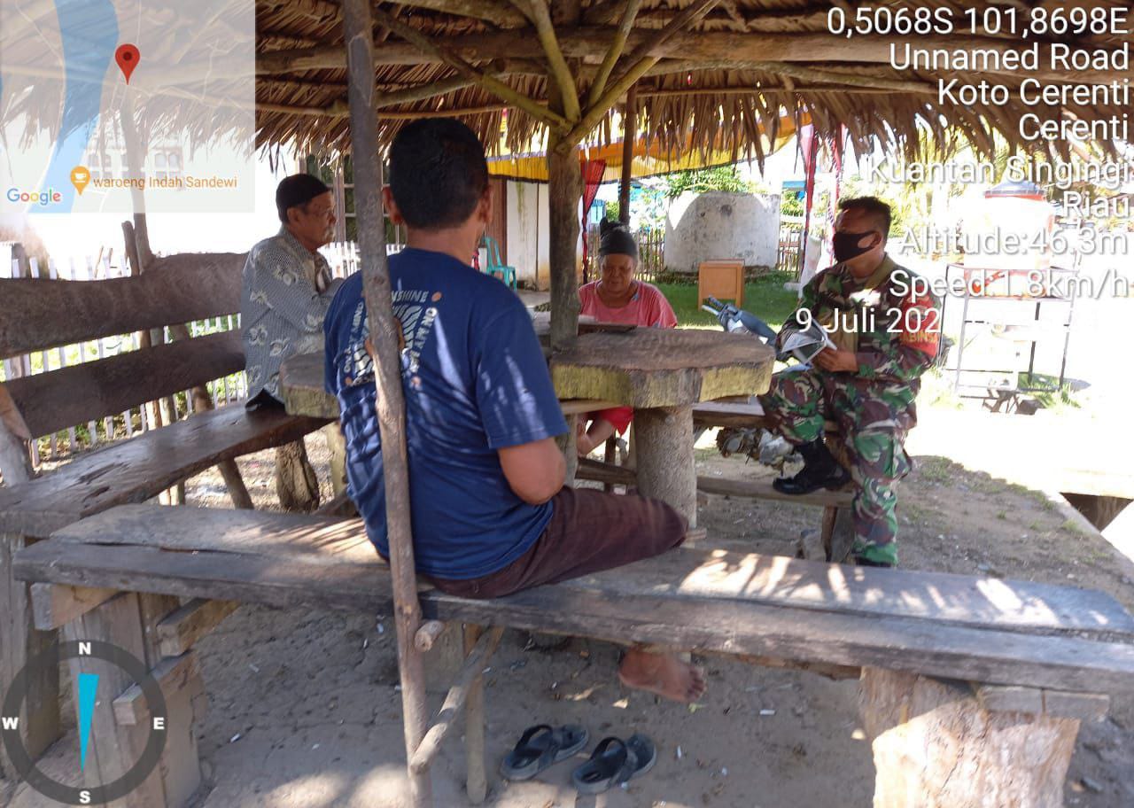 Babinsa Koramil 06/Cerenti Kopda Irwan Laksanakan Komsos Dengan Warga Binaan Desa Koto Cerenti